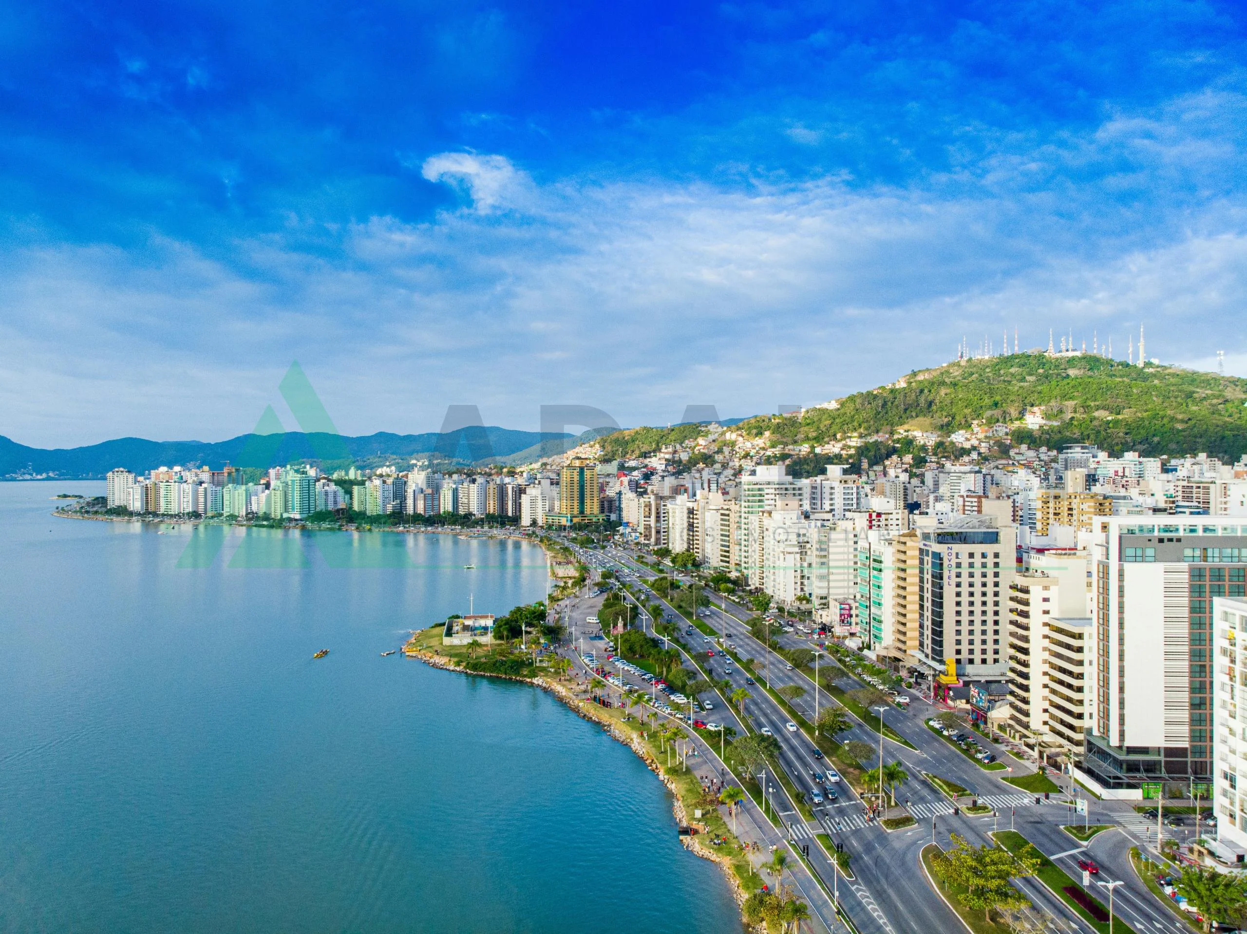 Vista aérea de Florianópolis com imóveis próximos à praia